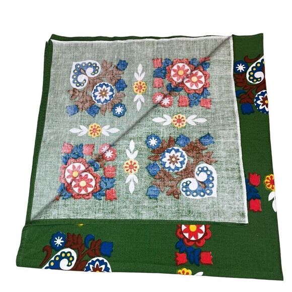 Vintage MCM Green patterned printed tablecloth - Picture 3 of 6